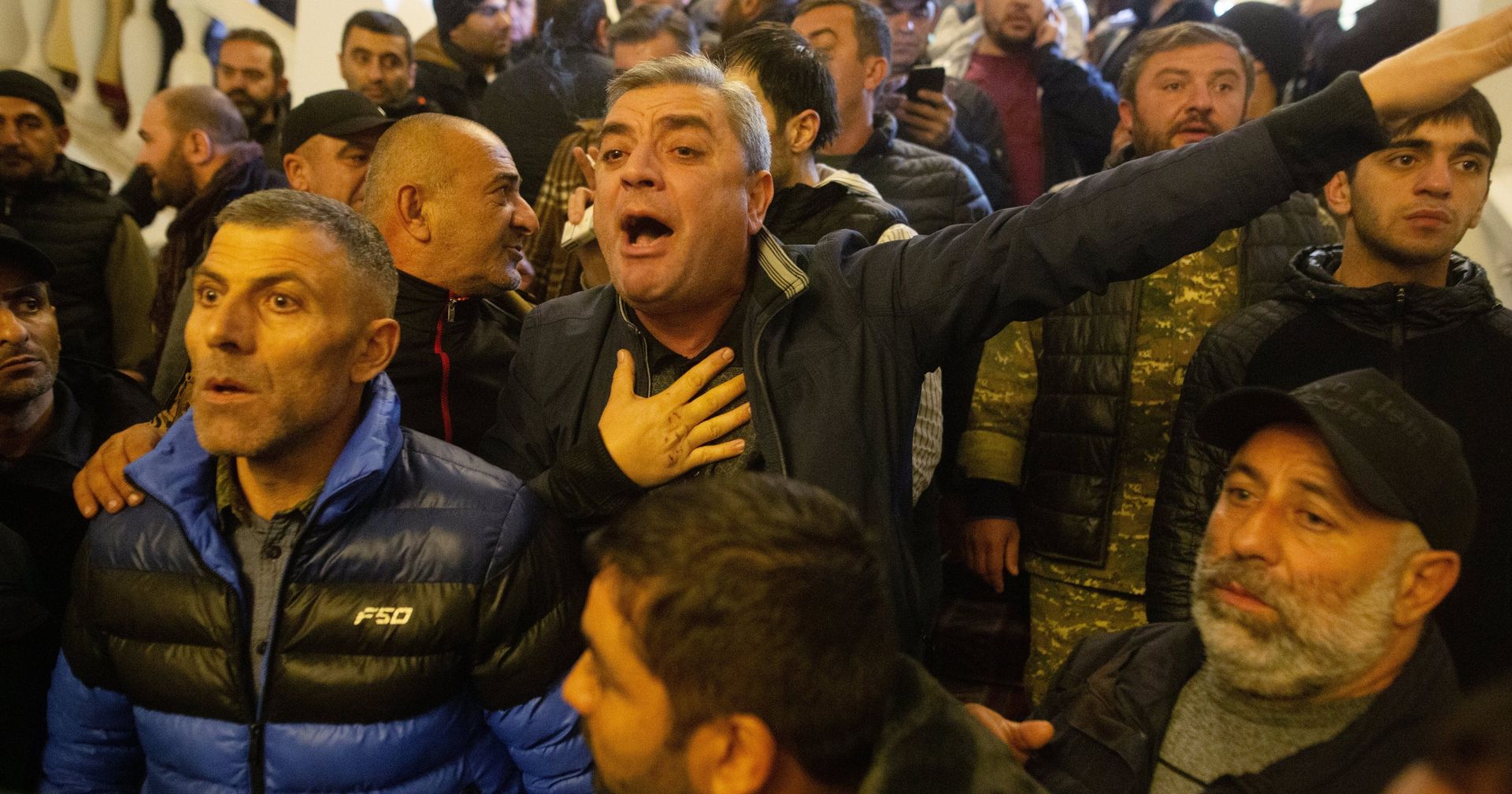 Участники акции протеста в одном из залов в здании парламента Армении в Ереване - ИноСМИ, 1920, 10.11.2020