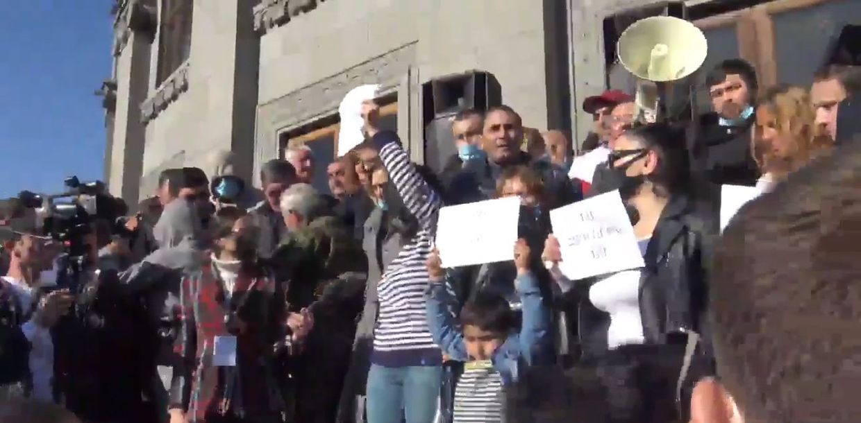 Протестующие в Ереване требуют отставки Пашиняна