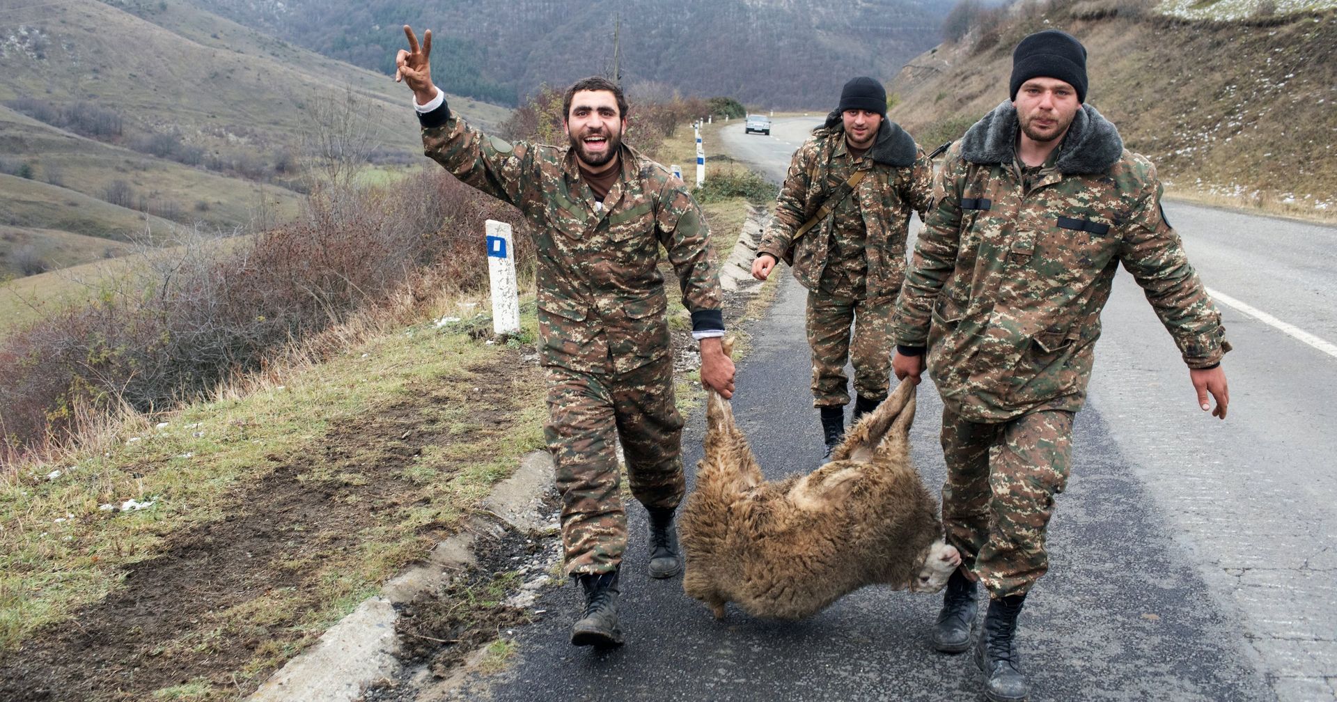 Ситуация в Нагорном Карабахе. Военнослужащие армии обороны Арцаха несут овцу в городе Лачин Ситуация в Нагорном Карабахе. Военнослужащие армии обороны Арцаха несут овцу в городе Лачин - ИноСМИ, 1920, 14.11.2020