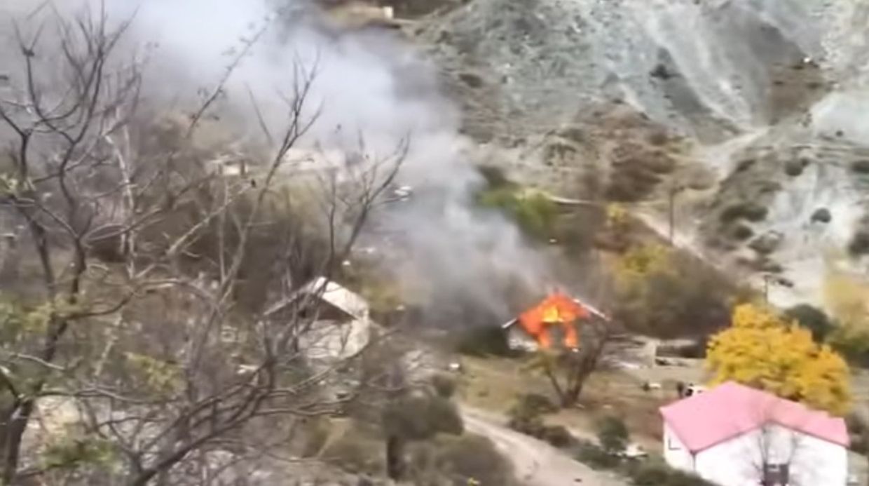Армяне сжигают свои дома в Карабахе