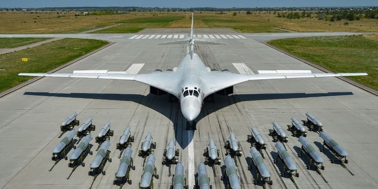 12 крылатых ракет серии Х-101/102 впереди и 12 крылатых ракет Х-55 позади них на фоне бомбардировщика Ту-160