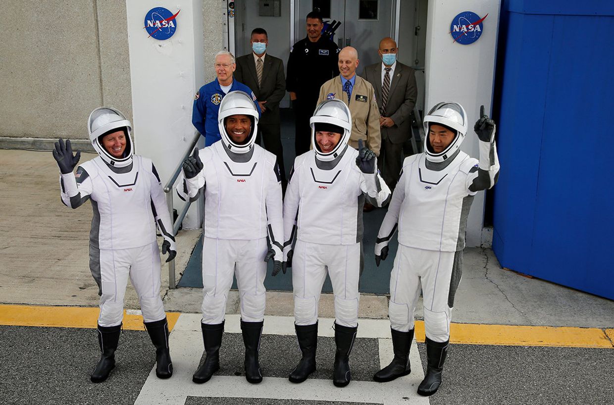 Экипаж SpaceX Falcon 9 в космическом центре Кеннеди на мысе Канаверал Экипаж SpaceX Falcon 9 в космическом центре Кеннеди на мысе Канаверал
