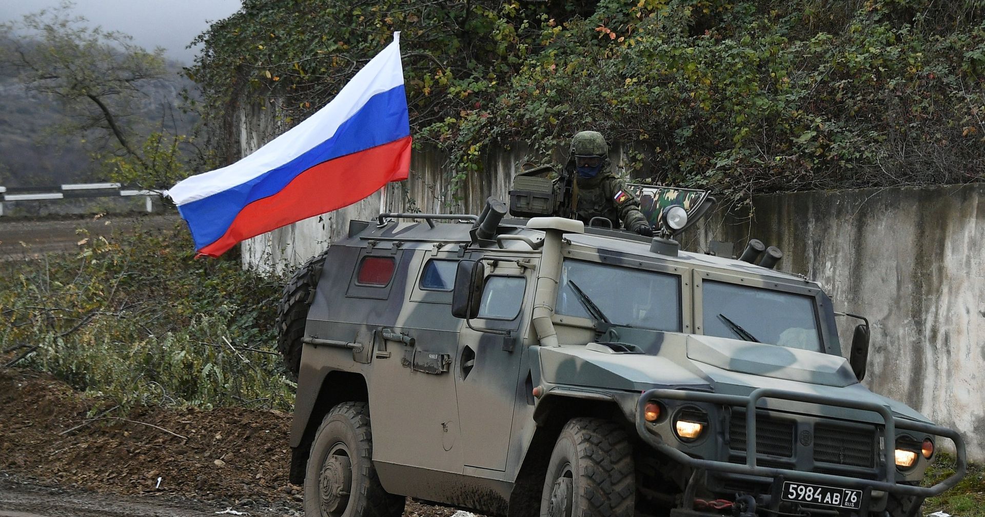 Сопровождение российскими миротворцами азербайджанской военной колонны - ИноСМИ, 1920, 18.12.2020
