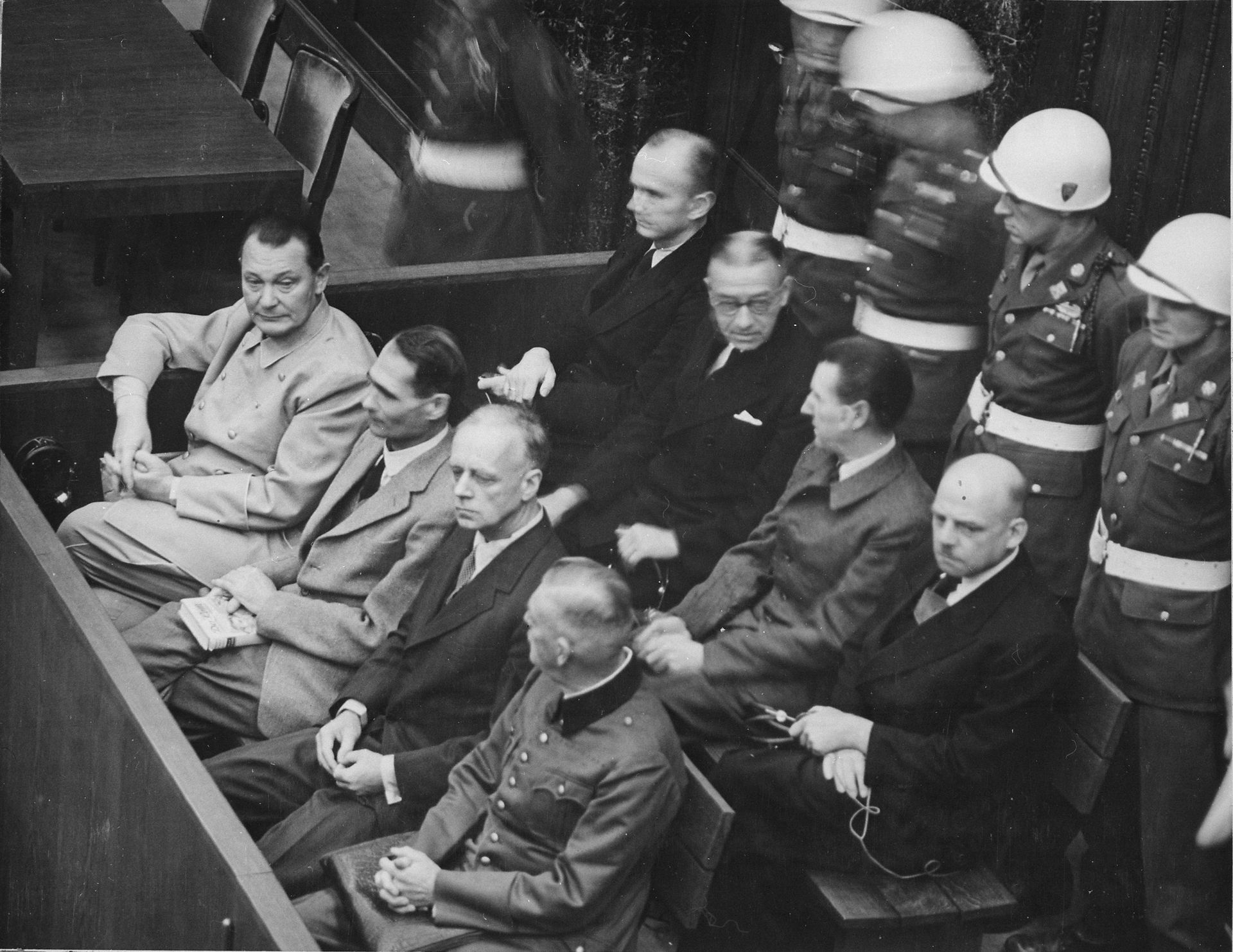Нюрнбергский трибунал. Ответчики в своей ложе, примерно 1945-1946 год. - ИноСМИ, 1920, 22.04.2026
