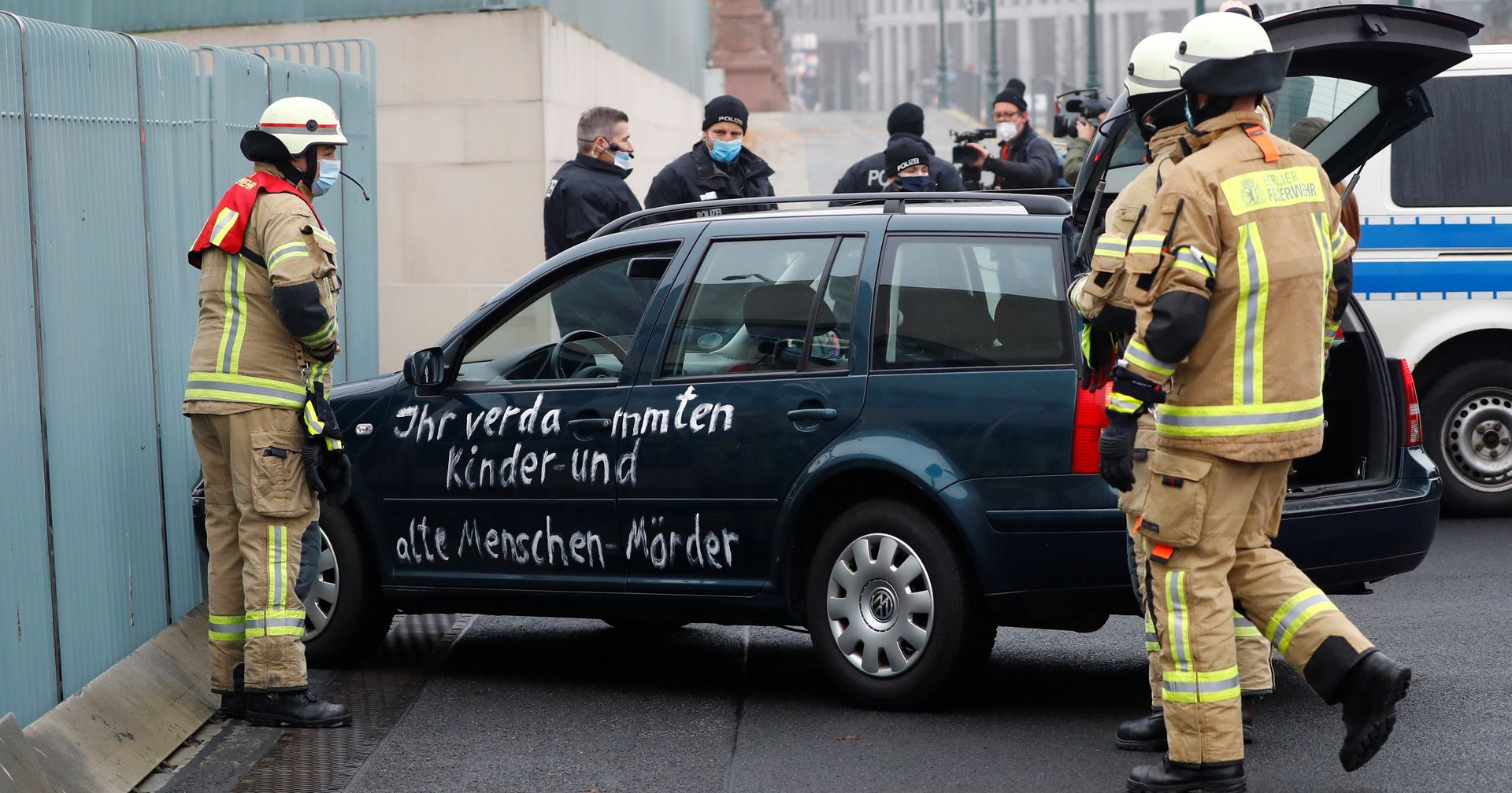 Автомобиль врезался в ворота ведомства федерального канцлера Германии - ИноСМИ, 1920, 25.11.2020
