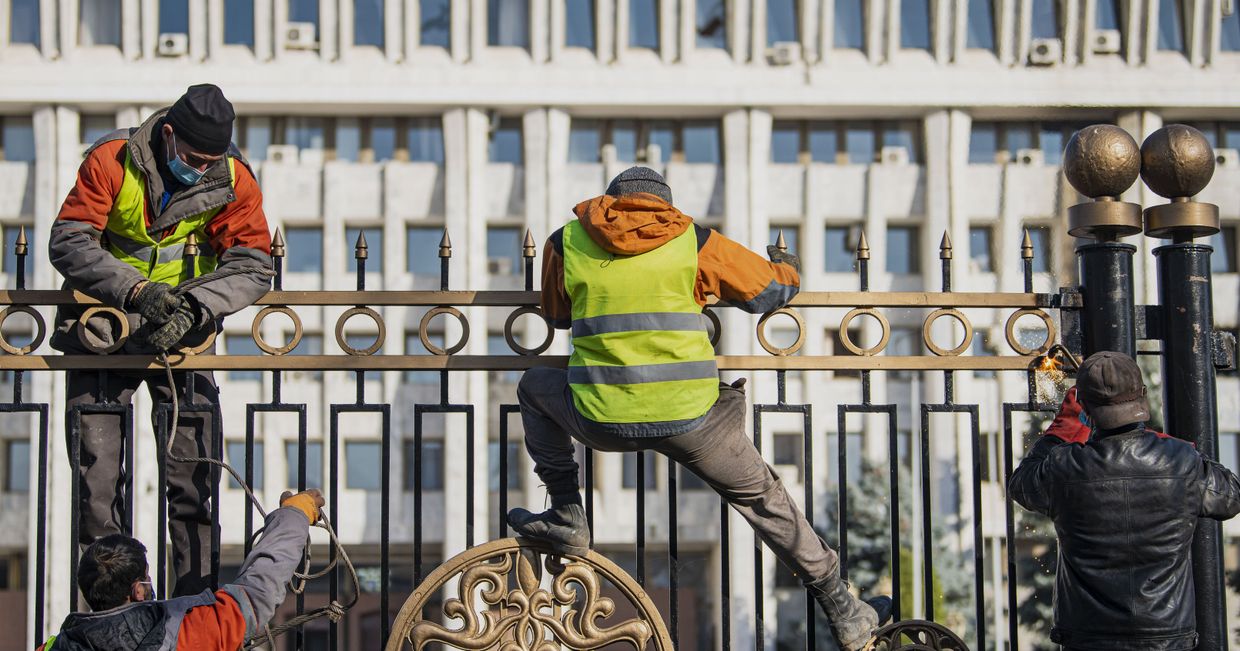 Демонтаж ограждения вокруг здания парламента Киргизии Демонтаж ограждения вокруг здания парламента Киргизии