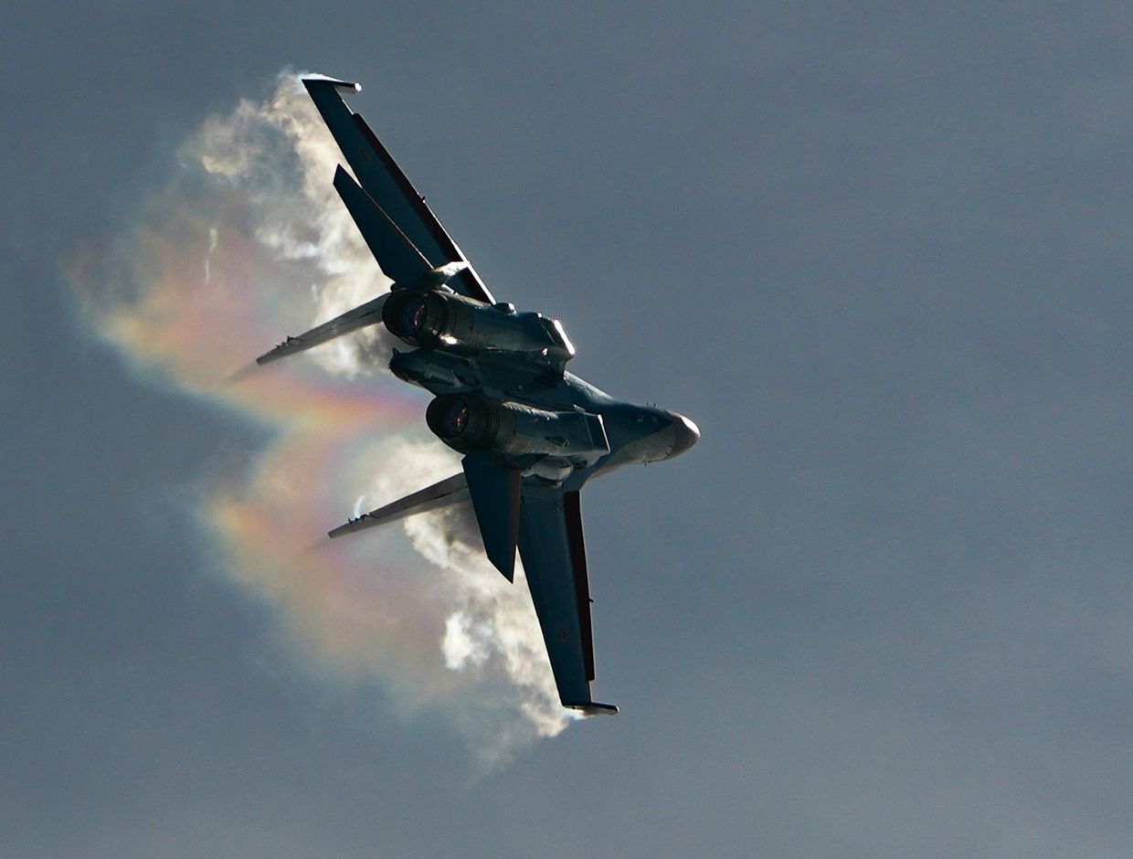 Истребитель Су-35 выполняет демонстрационный полет