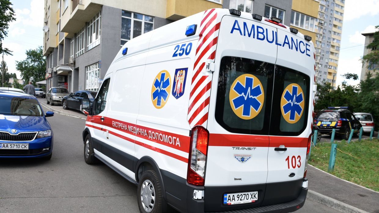 Автомобиль скорой помощи у жилого дома в Киеве