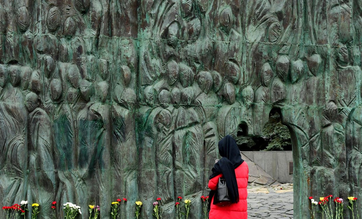Женщина у мемориала Стена скорби