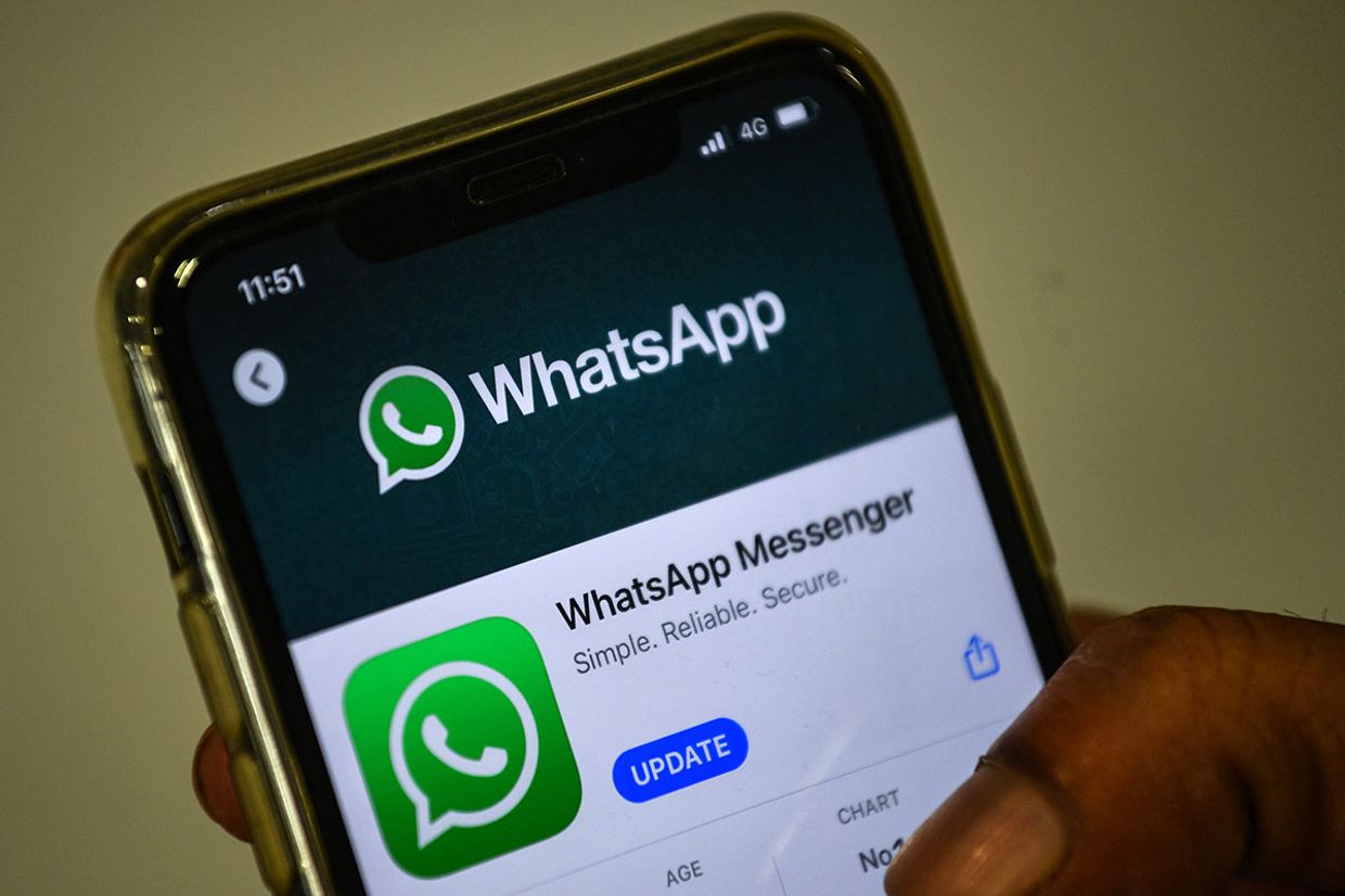 Приложение WhatsApp на экране смартфона