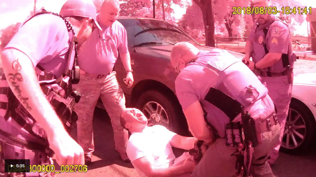 Кадры нападения полицейских собак