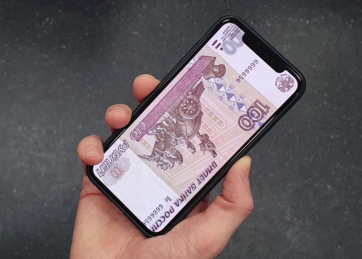Денежная купюра на экране смартфона