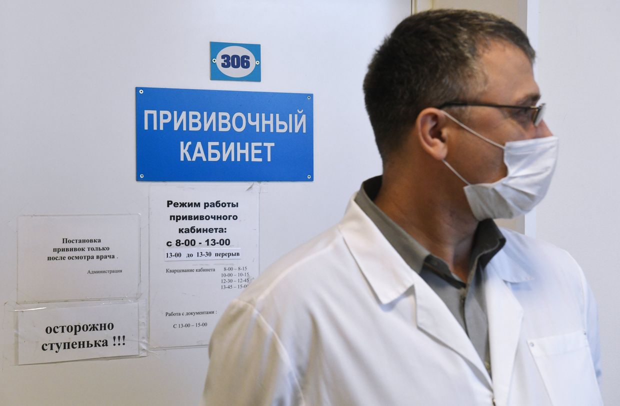Медицинский работник возле прививочного кабинета