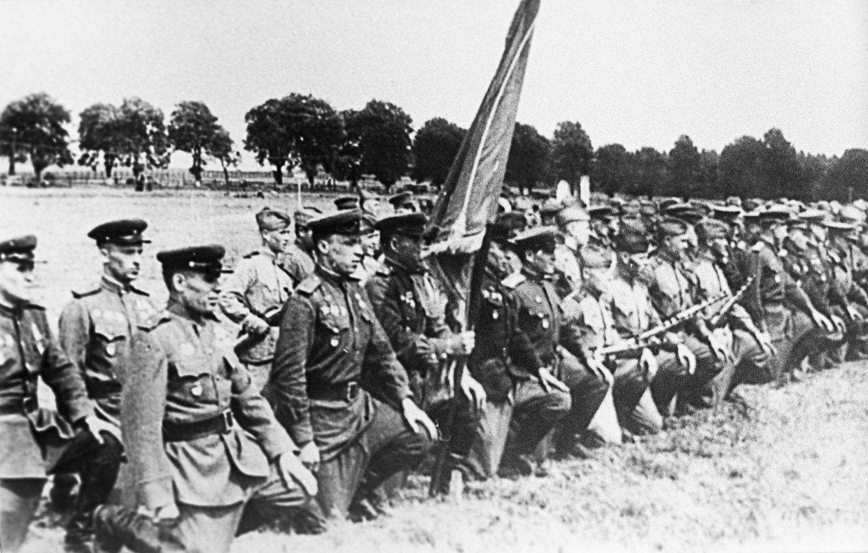 4-й гвардейский танковый Кантемировский корпус. Воины-гвардейцы клянутся разгромить врага. Фотография военных лет.