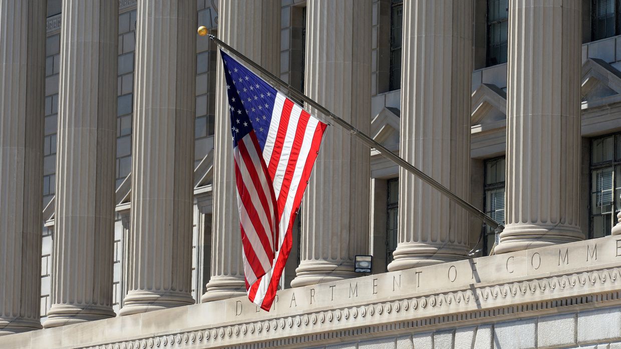 Государственный флаг США на здании министерства торговли в Вашингтоне