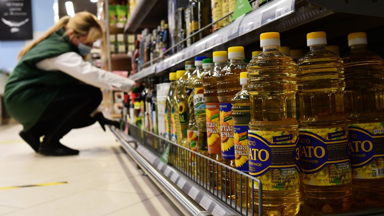 Бутылки с растительным маслом на полке магазина