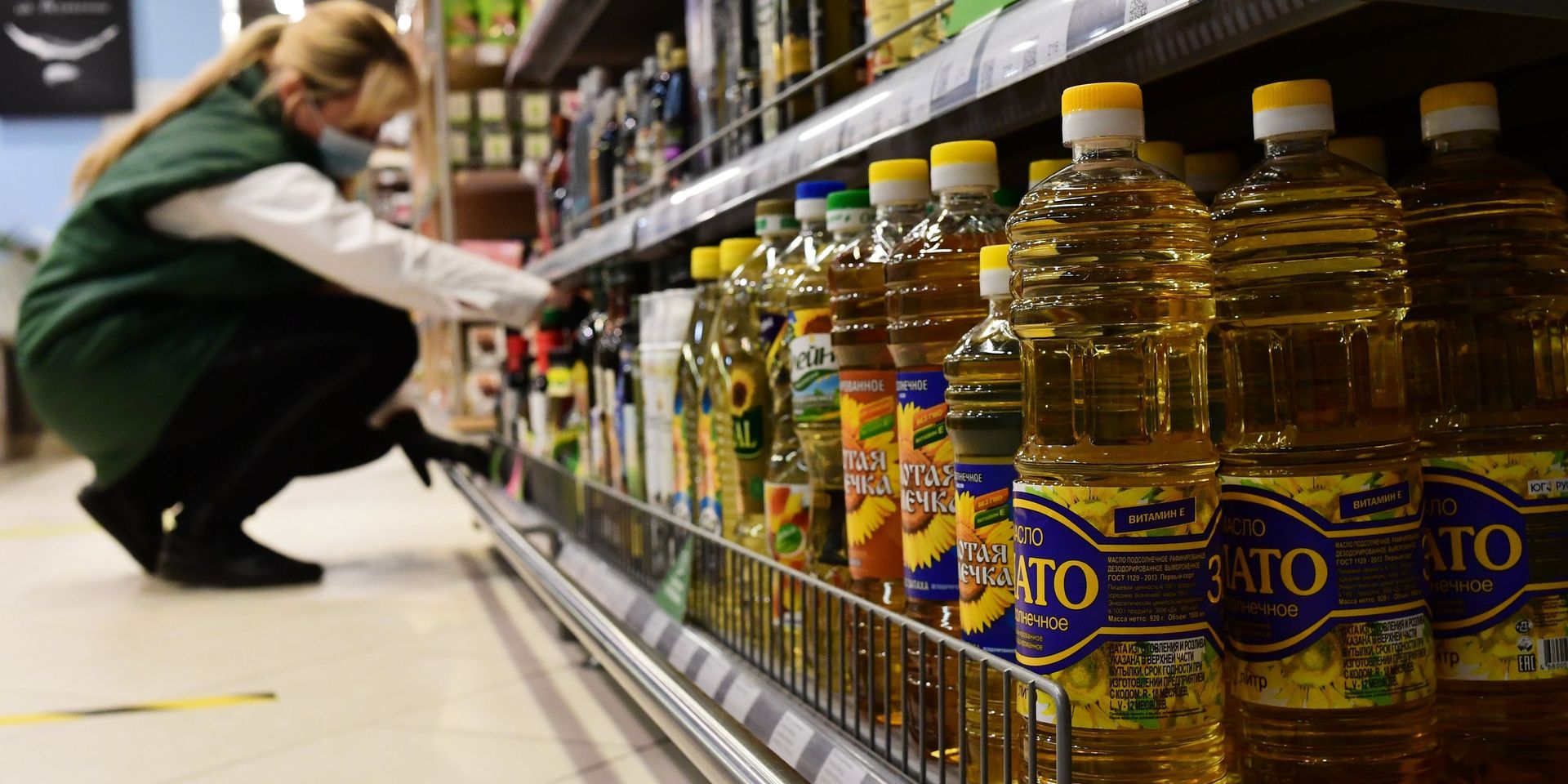 Бутылки с растительным маслом на полке магазина Бутылки с растительным маслом на полке магазина - ИноСМИ, 1920, 15.12.2020