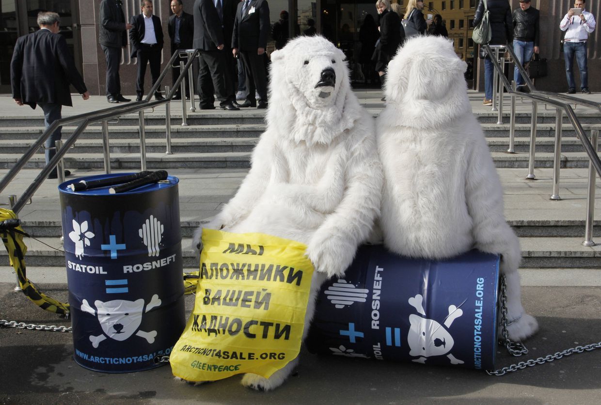 Акция Гринпис у офиса нефтяной компании Statoil в Москве
