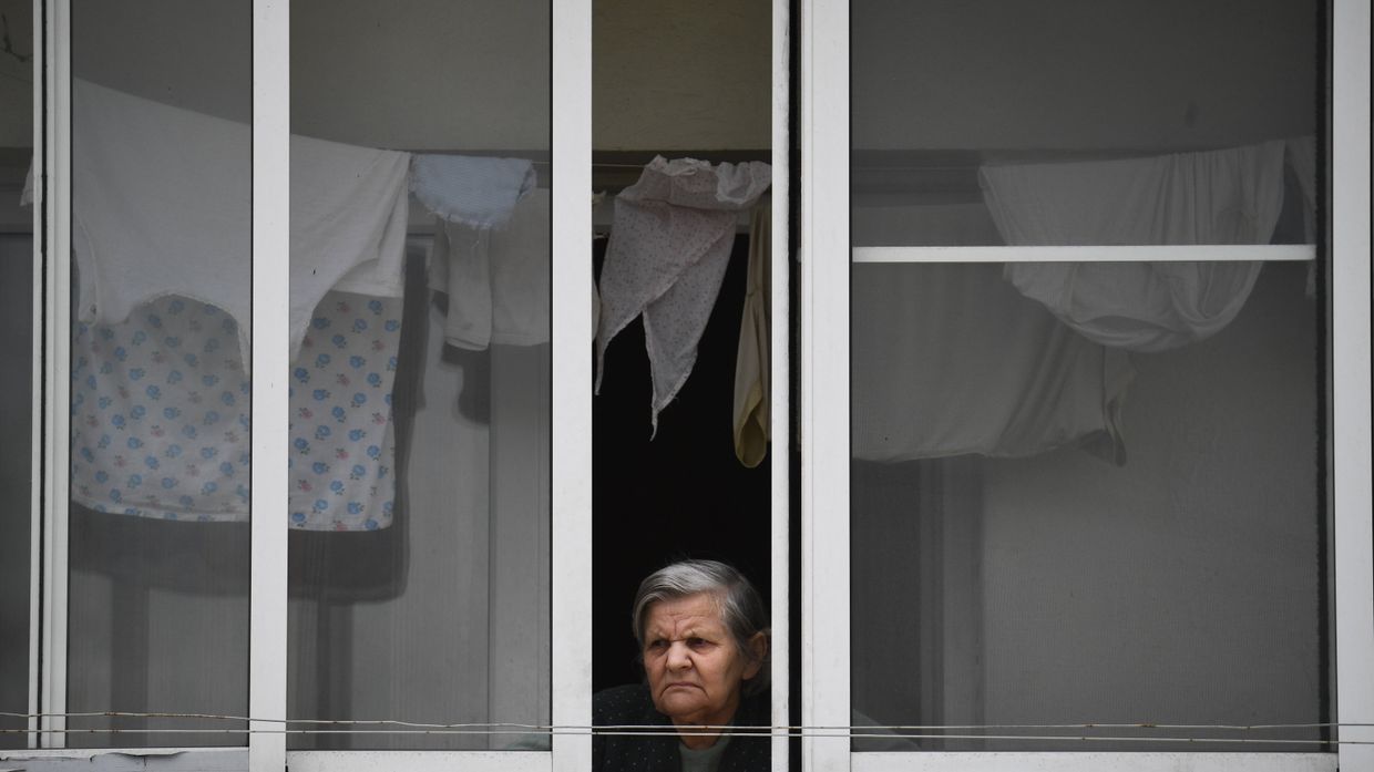 Женщина на балконе жилого дома