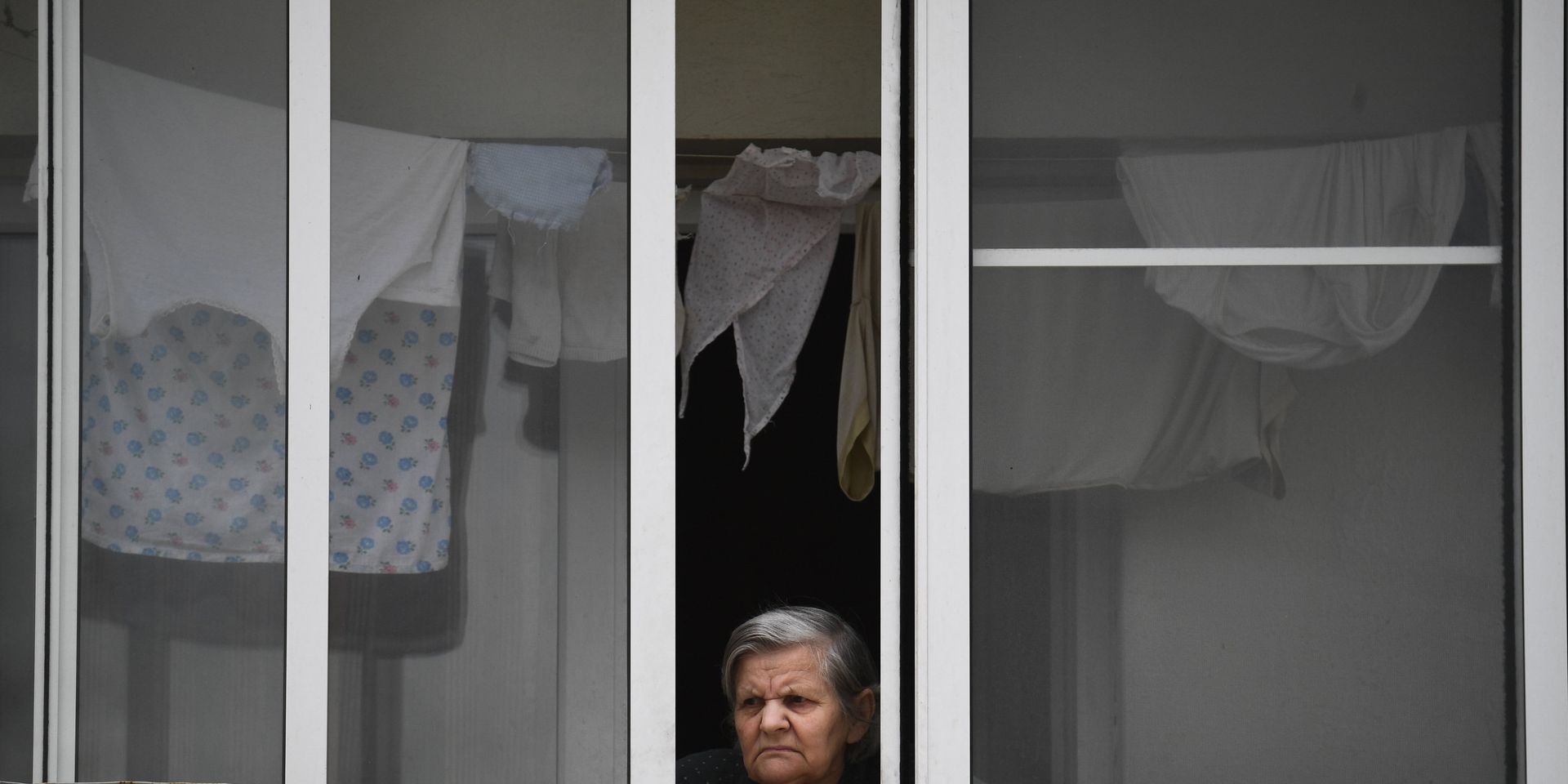 Женщина на балконе жилого дома Женщина на балконе жилого дома - ИноСМИ, 1920, 07.01.2021