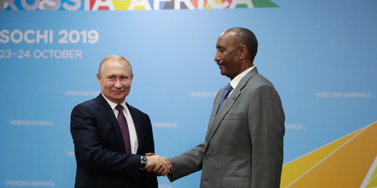 Президент РФ Владимир Путин и председатель Суверенного совета Судана Абдель Фаттах аль-Бурхан на экономическом форуме «Россия – Африка» в Сочи. Октябрь 2019