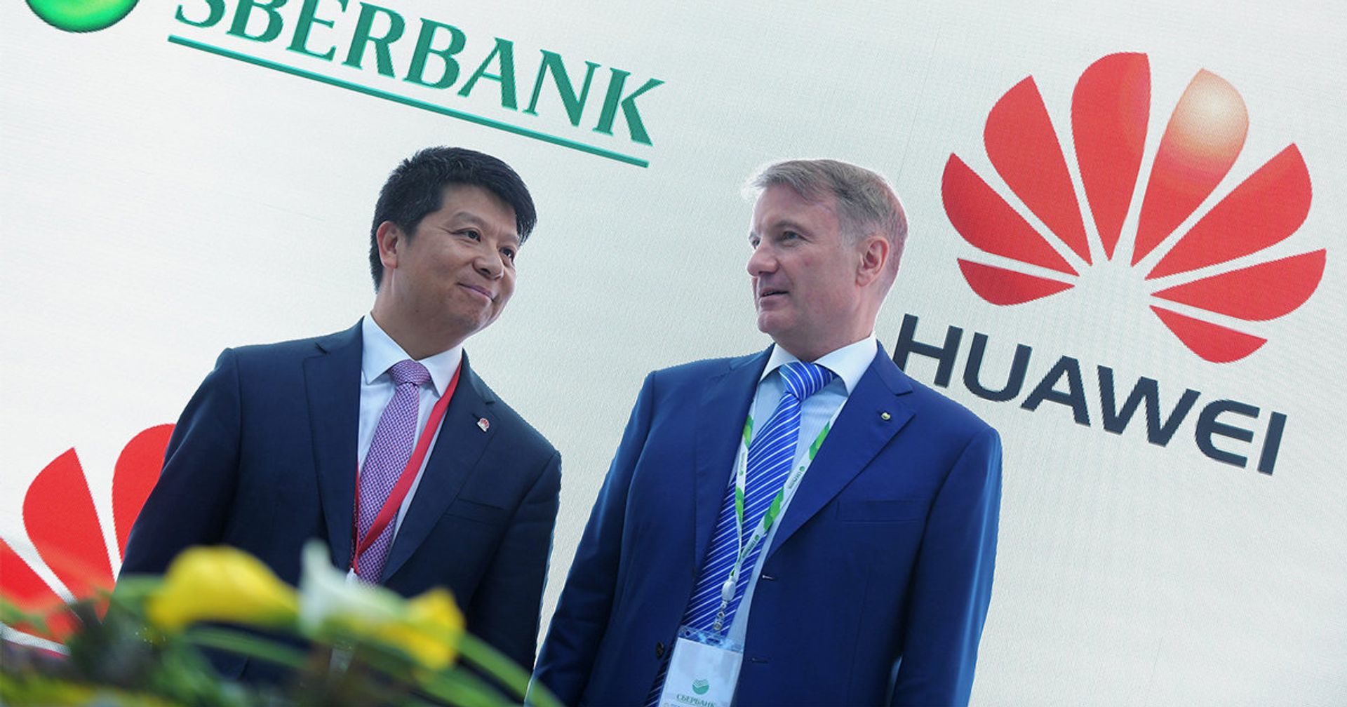 Исполнительный директор Huawei Technologies Co.,Ltd. Го Пин (слева) и президент, председатель правления ОАО Сбербанк России Герман Греф - ИноСМИ, 1920, 30.12.2020