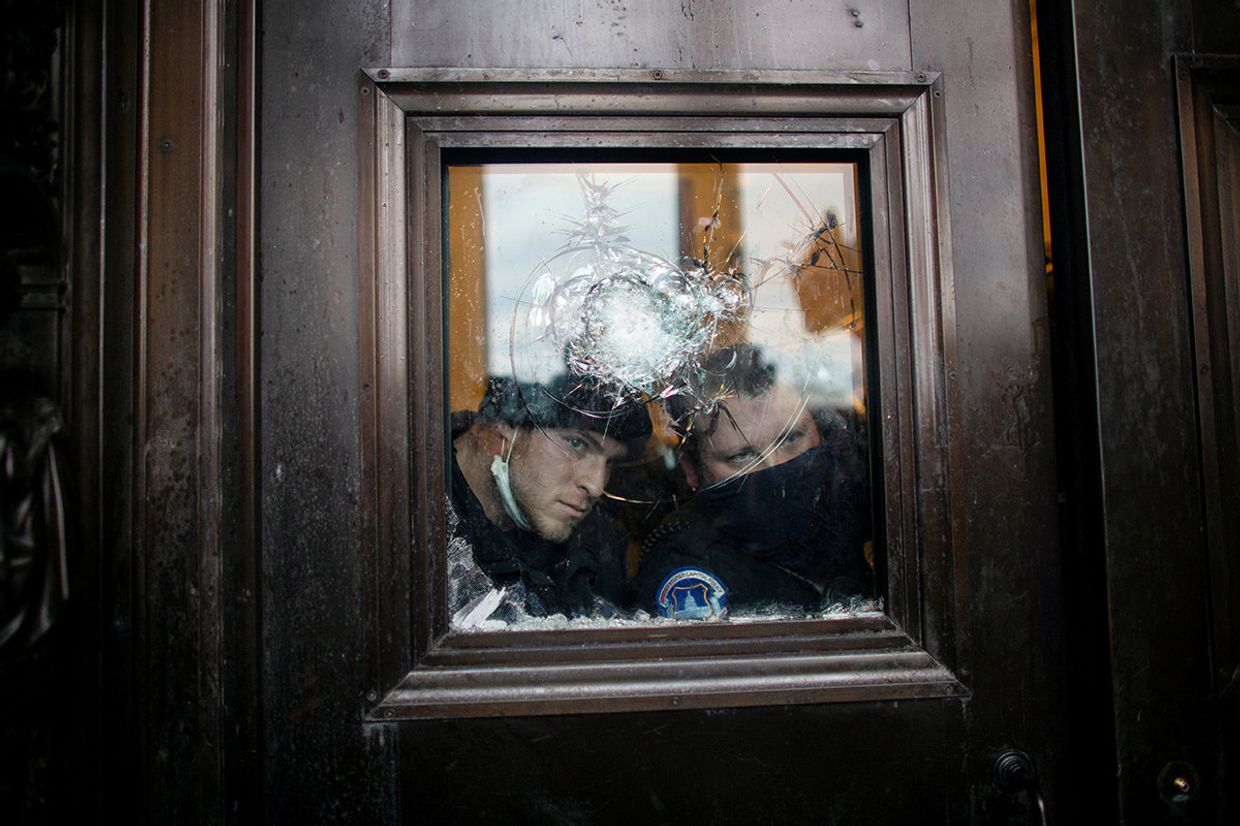 Сотрудники полиции наблюдают за протестующими в здании Капитолия США в Вашингтоне