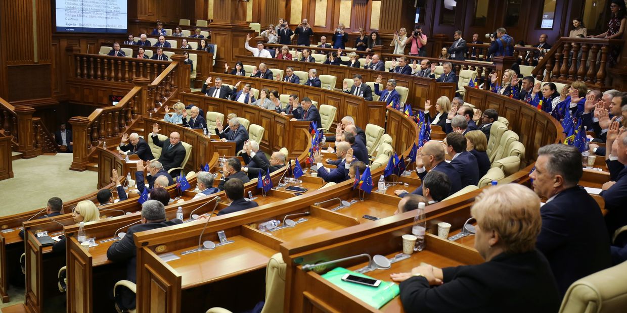Депутаты на заседании парламента Молдавии в Кишиневе