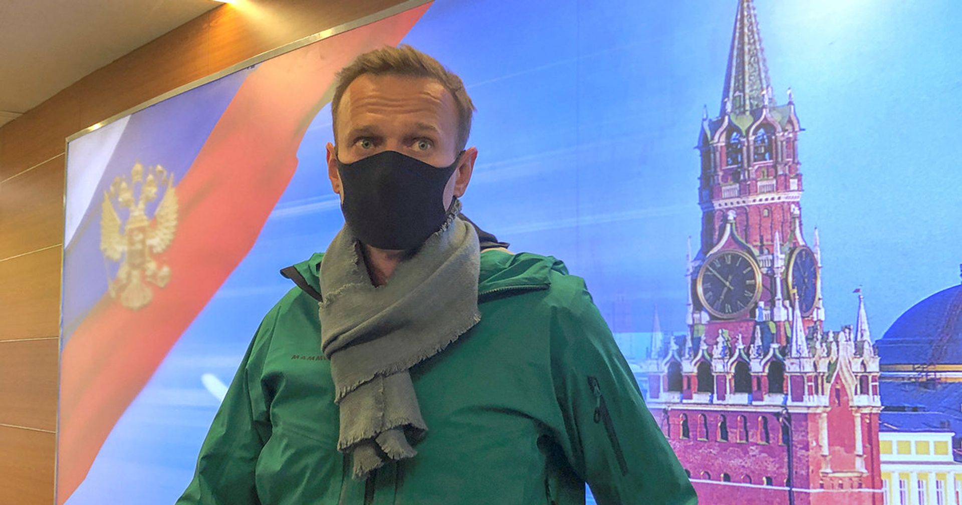Российский оппозиционер Алексей Навальный общается с журналистами в московском аэропорту Шереметьево - ИноСМИ, 1920, 21.01.2021