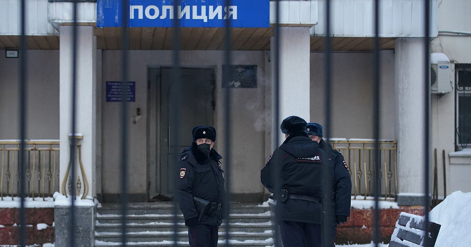 Сотрудники полиции возле полицейского участка, где содержится российский оппозиционер Алексей Навальный в Химках - ИноСМИ, 1920, 18.01.2021