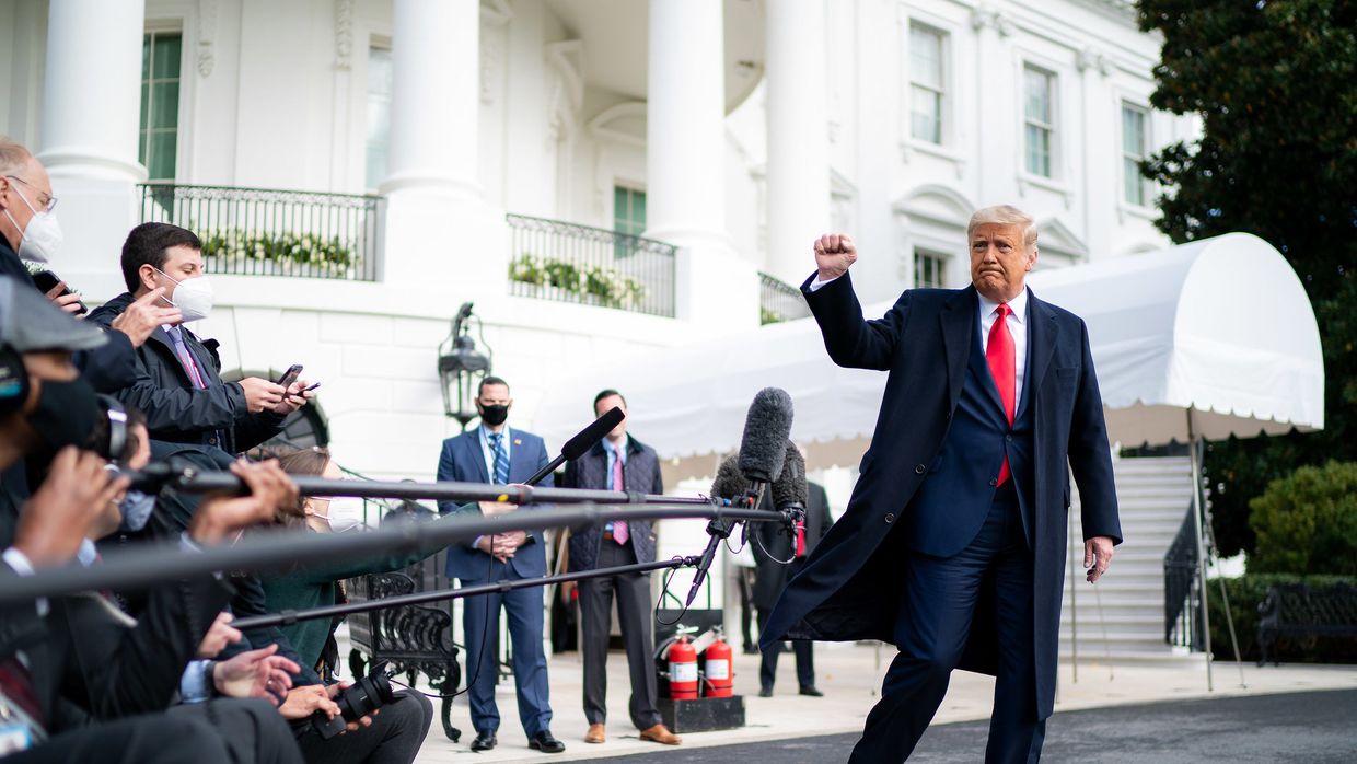 Трамп общается с прессой возле Белого дома в Вашингтоне