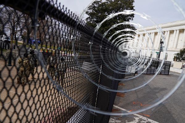 Колючая проволока вокруг Капитолия США в Вашингтоне