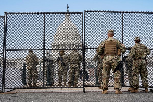 Солдаты Национальной гвардии США у Капитолия в Вашингтоне