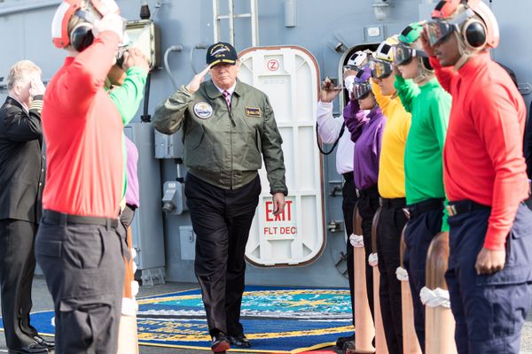 Дональд Трамп отдает честь морякам на авианосце «Джеральд Р. Форд»