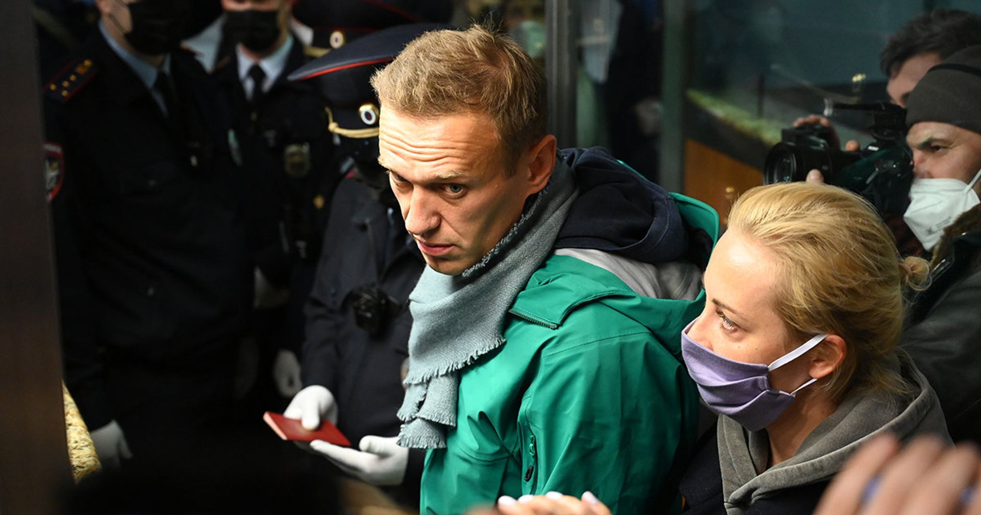 Сотрудники УФСИН задерживают Алексея Навального, прилетевшего из Берлина рейсом авиакомпании Победа, в международном аэропорту Шереметьево в Москве Сотрудники УФСИН задерживают Алексея Навального, прилетевшего из Берлина рейсом авиакомпании Победа, в международном аэропорту Шереметьево в Москве - ИноСМИ, 1920, 18.01.2021