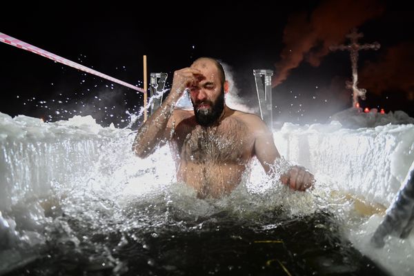 Мужчина во время крещенских купаний на Верх-Исетском пруду в Екатеринбурге