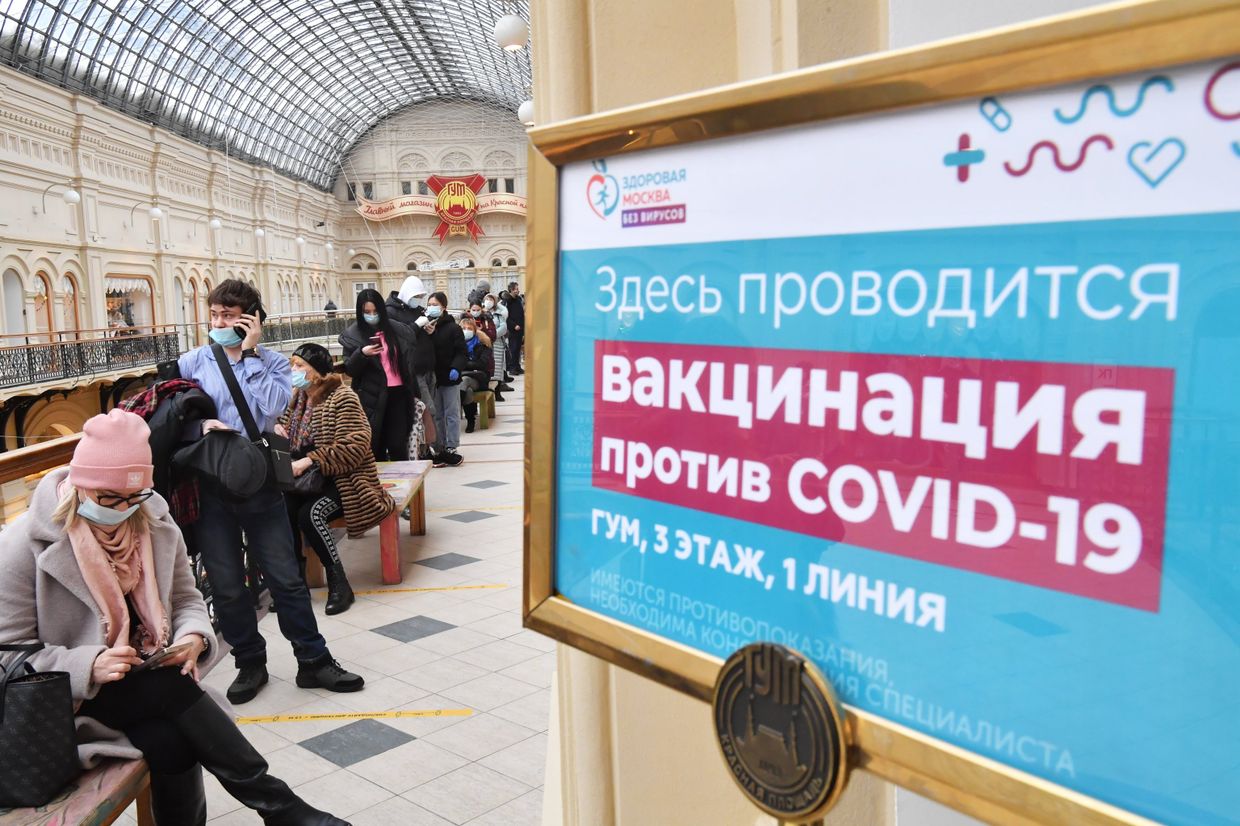 Очередь в пункт вакцинации от коронавируса в ГУМе в Москве