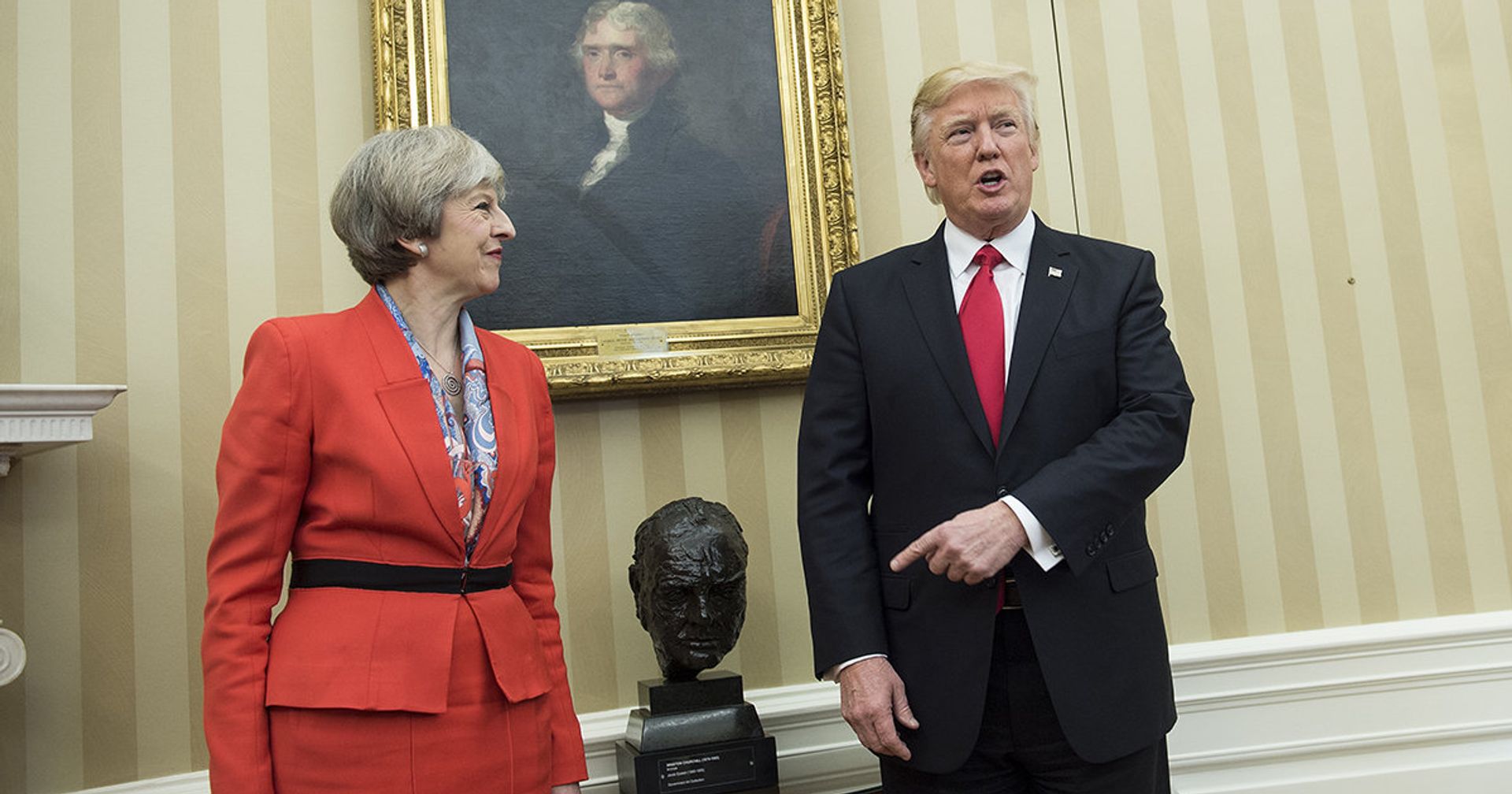 Премьер-министр Великобритании Тереза Мэй и президент США Дональд Трамп у бюста Уинстона Черчилля в Овальном кабинете Белого дома - ИноСМИ, 1920, 22.01.2021