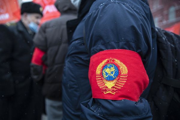 Повязка гербом Советского Союза на руке сторонника КПРФ на церемонии возложения цветов к Мавзолею Ленин
