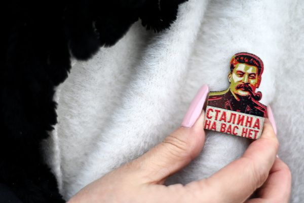 Значок с изображением Иосифа Сталина на одежде участника мероприятий по случаю годовщины смерти Ленина в Москва
