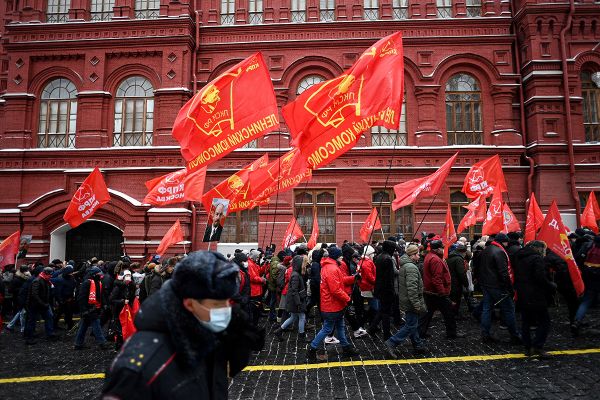Сторонники Коммунистической партии России на пути к мавзолею Ленина