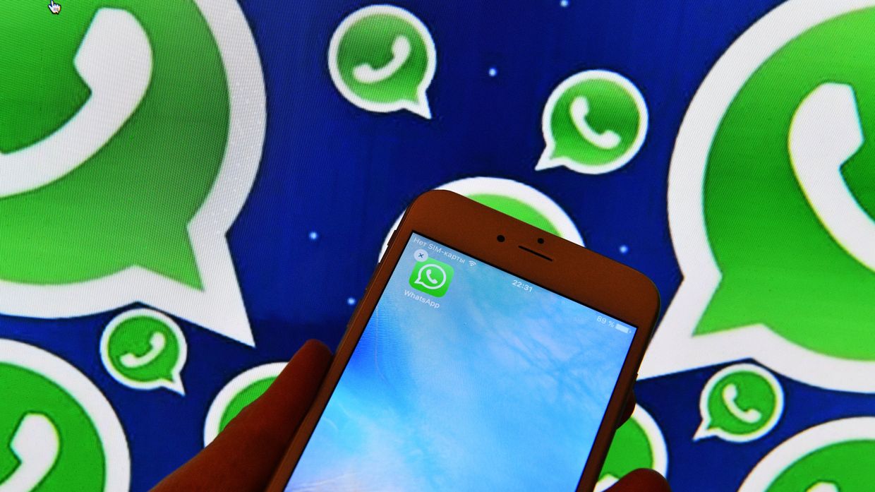 Иконка мессенджера WhatsApp на экране смартфона