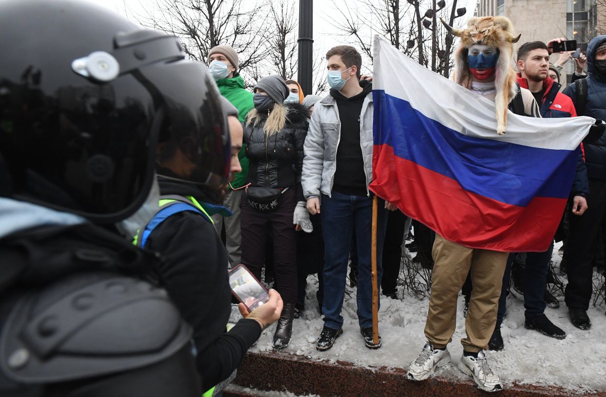 Участники несанкционированной акции сторонников Алексея Навального в Москве