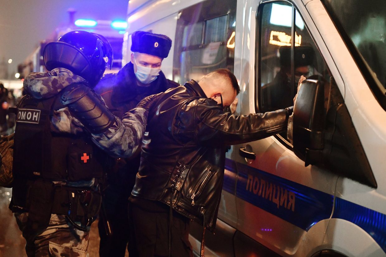 Сотрудники правоохранительных органов задерживают участника несанкционированной акции сторонников Алексея Навального в Москве