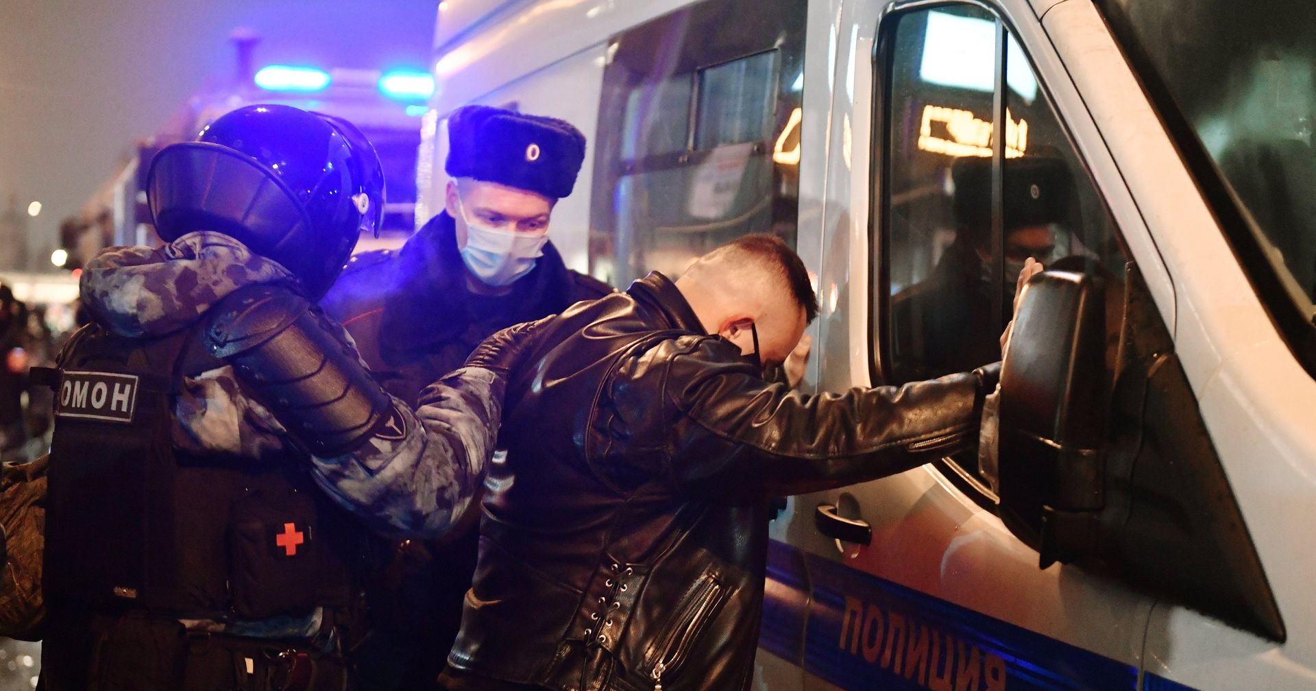 Сотрудники правоохранительных органов задерживают участника несанкционированной акции сторонников Алексея Навального в Москве - ИноСМИ, 1920, 28.01.2021