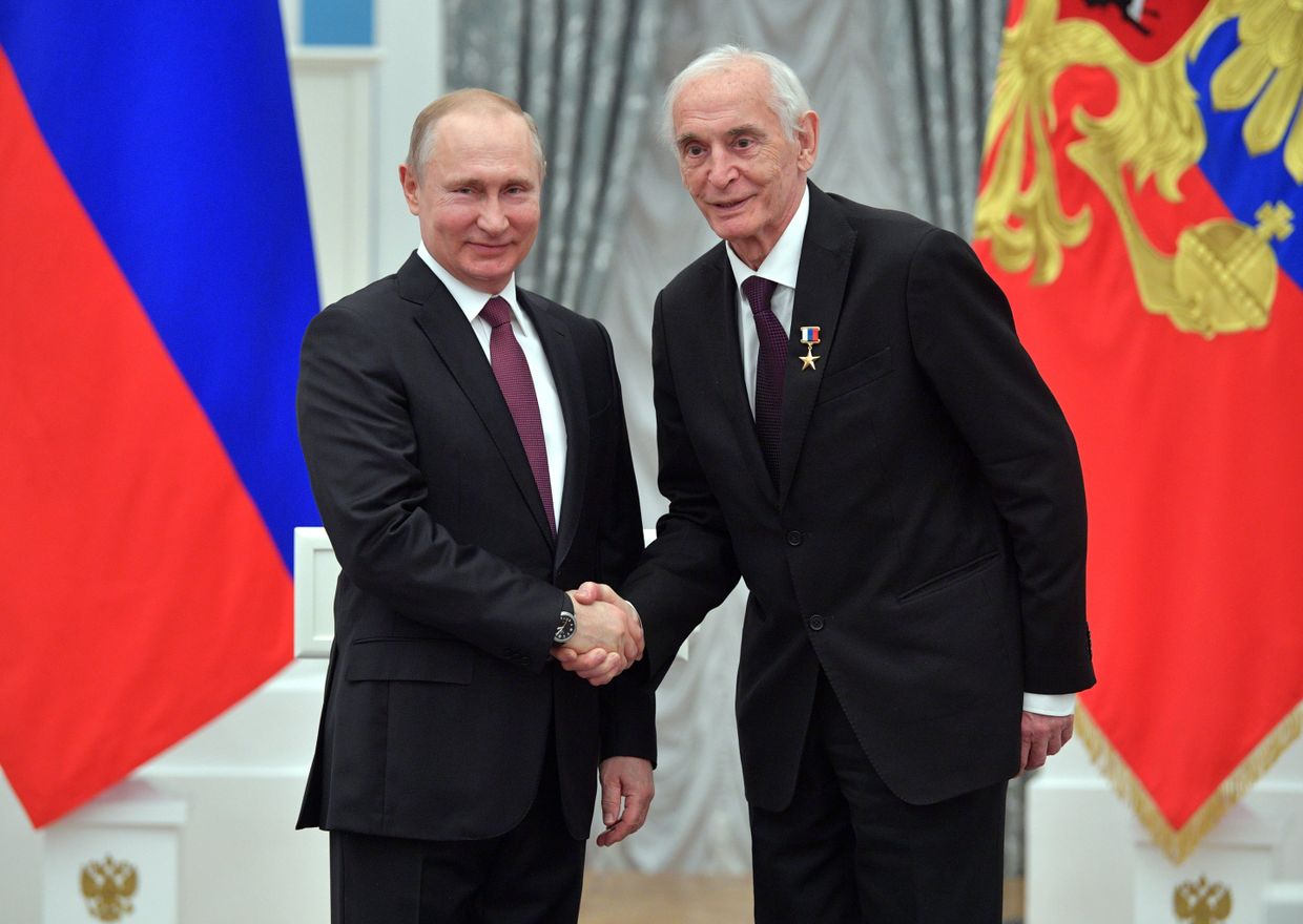 Президент РФ В. Путин вручил медали Герой Труда Российской Федерации