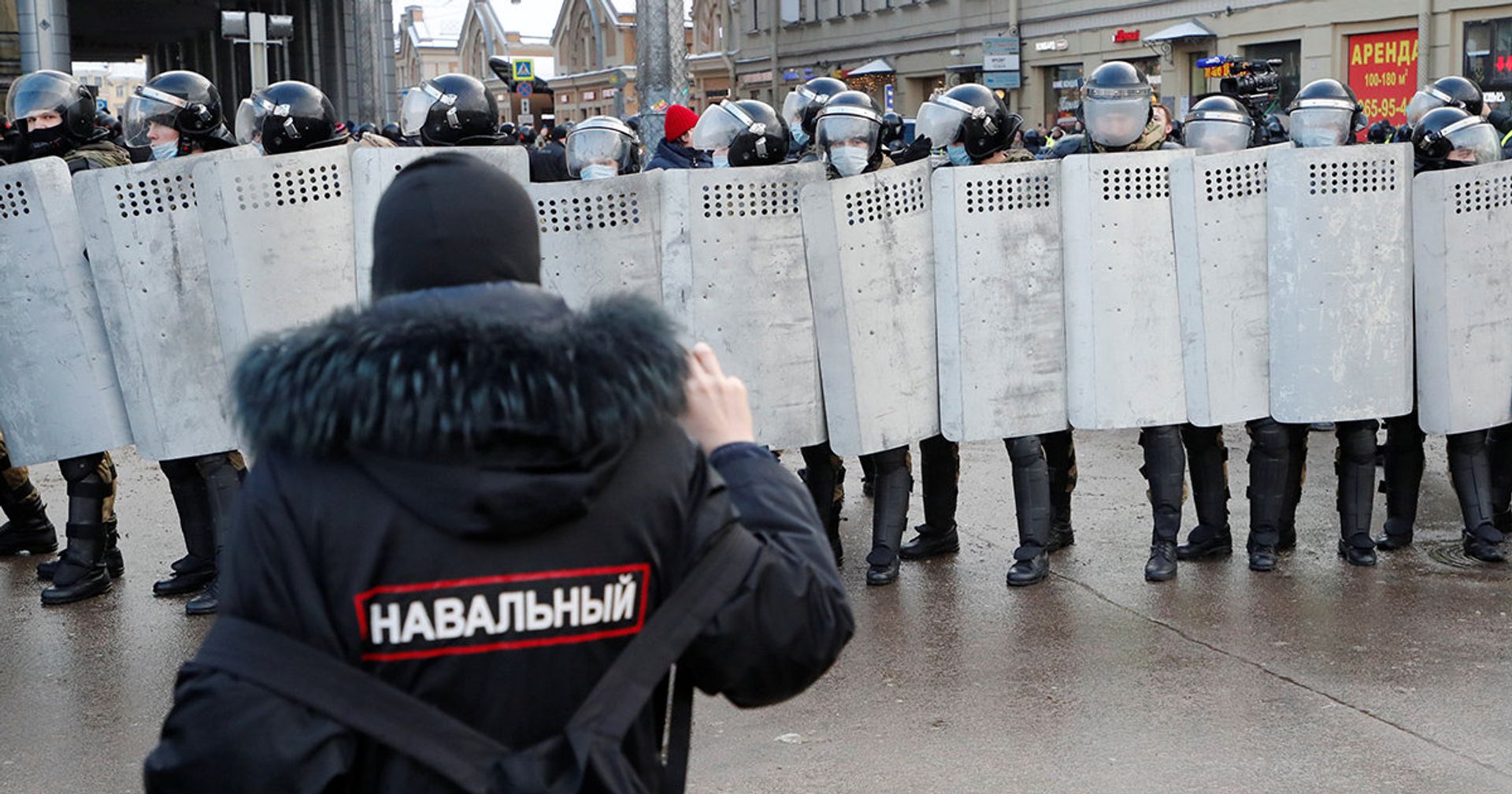 Участник несанкционированной акции сторонников Алексея Навального в Санкт-Петербурге Участник несанкционированной акции сторонников Алексея Навального в Санкт-Петербурге - ИноСМИ, 1920, 04.02.2021