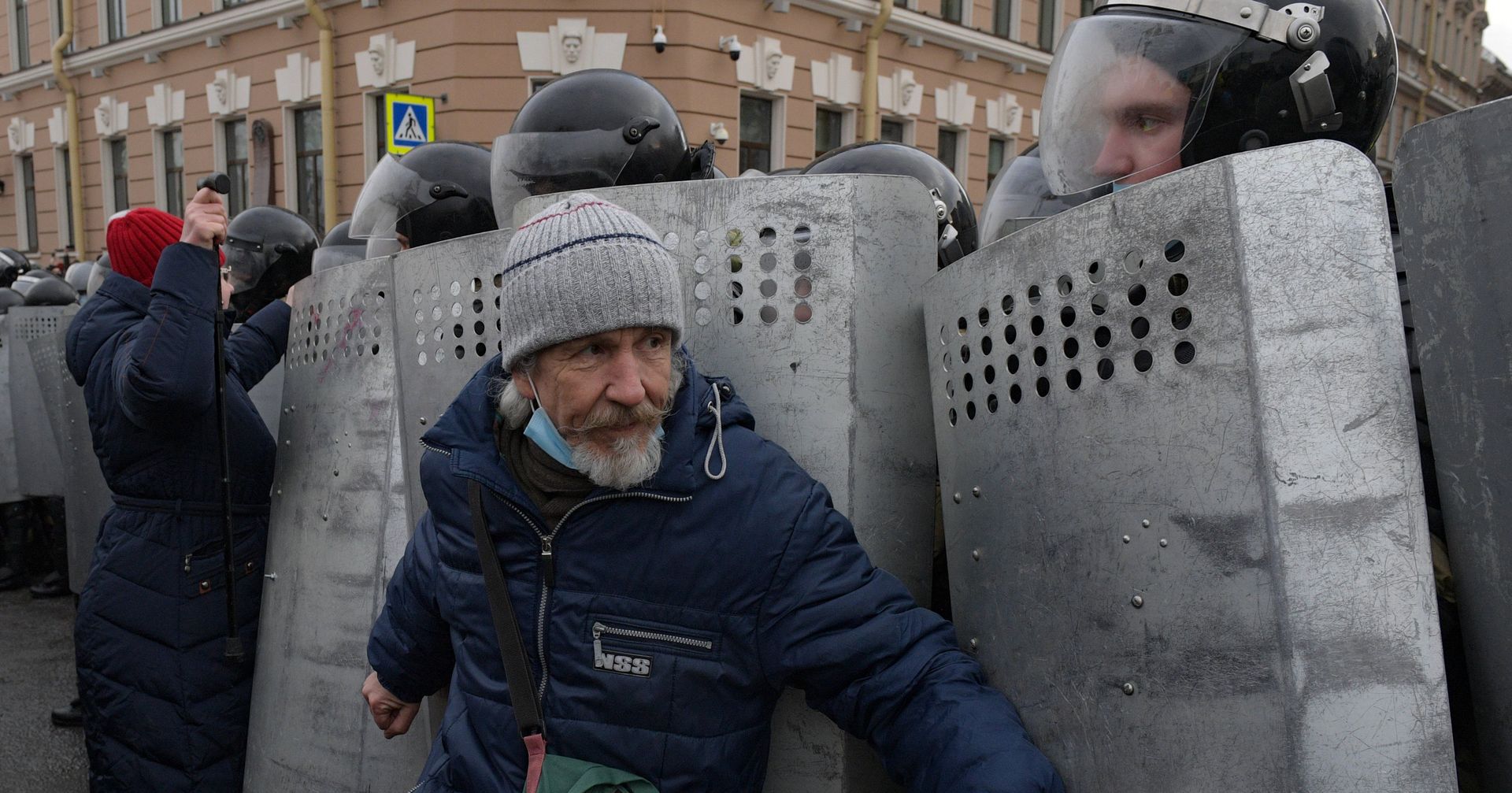 Сотрудники правоохранительных органов и участники несанкционированной акции сторонников Алексея Навального у здания Законодательного Собрания в Санкт-Петербурге Сотрудники правоохранительных органов и участники несанкционированной акции сторонников Алексея Навального у здания Законодательного Собрания в Санкт-Петербурге - ИноСМИ, 1920, 22.02.2021