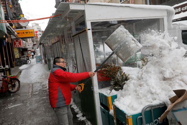 Уборка снега в китайском квартале Нью-Йорка