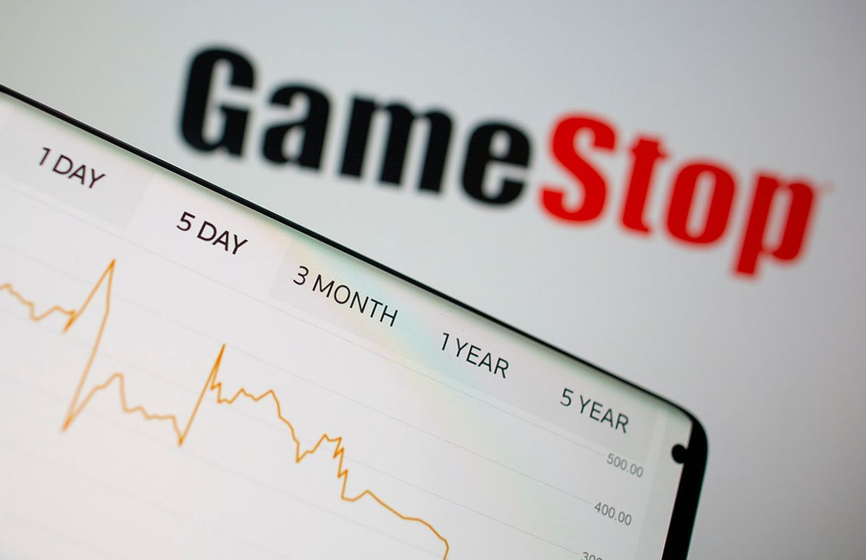 Акции GameStop на экране смартфона
